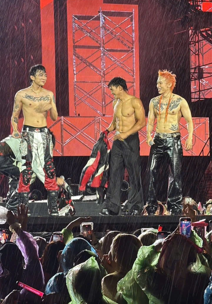 Soobin, Kay Trần, Nguyễn Trần Duy Nhất cởi trần trong Concert Anh trai vượt ngàn chông gai đêm thứ 6 ở Hà Nội khiến khán giả hò reo không ngớt.