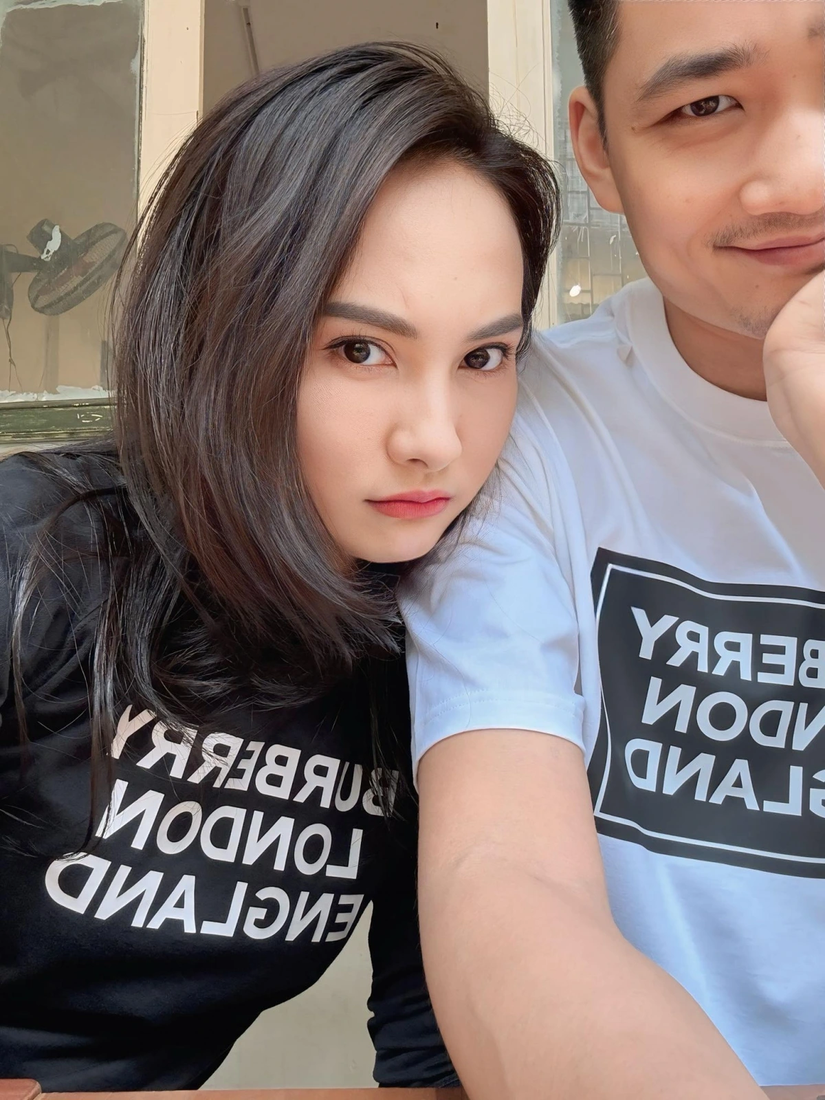 Diễn viên Bảo Thanh giận dỗi ông xã. Cô viết: “Sáng mở mắt ra đã kêu dạo này hình như em hơi mũm mĩm. Ừ, mũm mĩm đấy, từ giờ đừng đòi em nấu cơm cho ăn nữa nhé”.