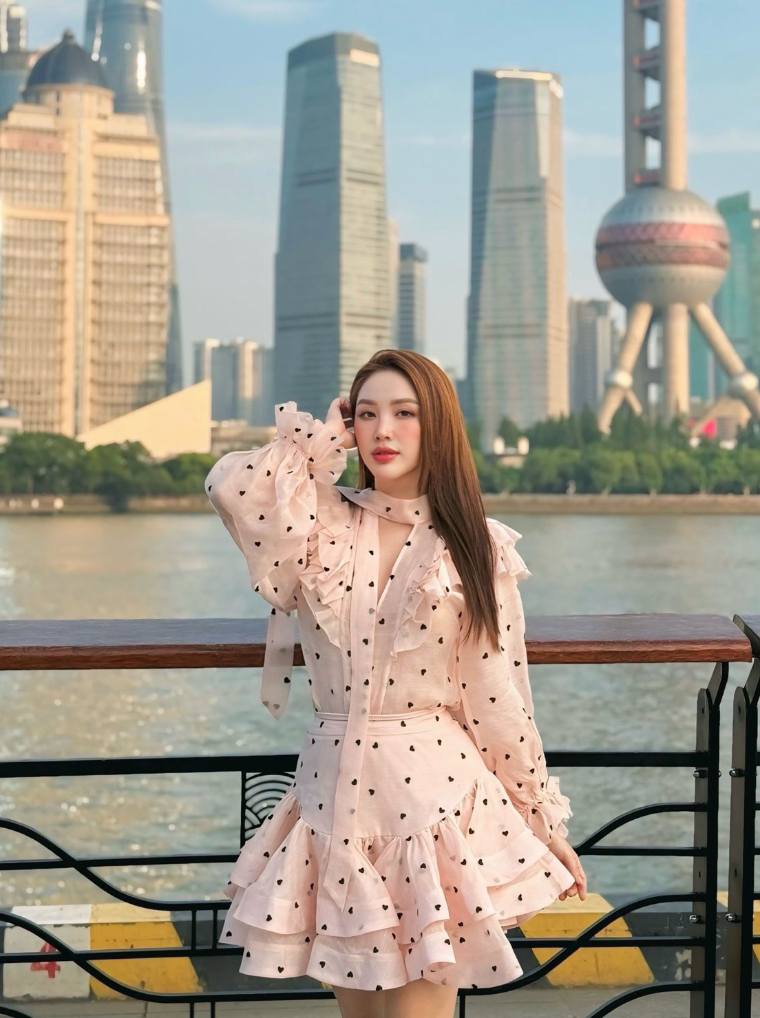 Bảo Thy trẻ trung mừng sinh nhật tuổi 37. Nữ ca sĩ bày tỏ: “Tuổi mới, Thy chọn sống tử tế với chính mình, nhẹ nhàng với quá khứ, trân trọng hiện tại, và mạnh mẽ gieo hy vọng cho tương lai”.