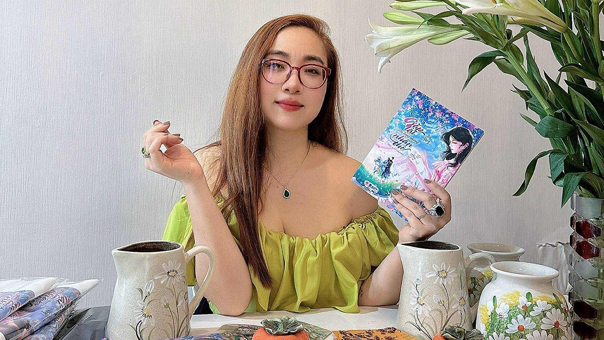 Tác giả Thu hằng và cuốn tiểu thuyết “Gặp lại giữa lưng chừng nhân thế”.