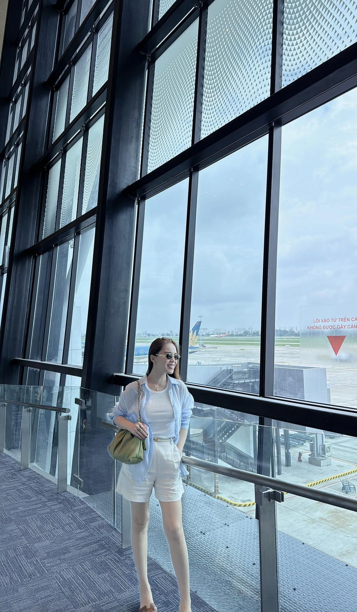 Giang Hồng Ngọc check-in tại nhà ga T3: “Đẹp nhức nhối và như quốc tế nha, đi bộ hơi mệt tí thôi”, nữ ca sĩ viết.