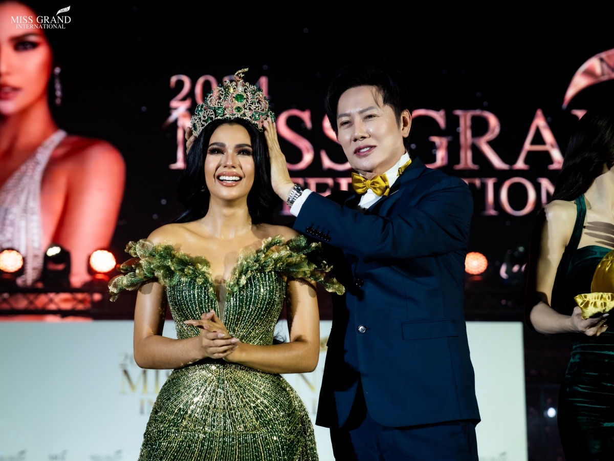 Christine Juliane Opiaza được Chủ tịch Miss Grand International Nawat Itsaragrisil trao lại vương miện Hoa hậu Hòa bình Quốc tế 2024 (Miss Grand International). Người đẹp 27 tuổi chính thức tiếp quản vị trí của Rachel Gupta - người vừa bị tước danh hiệu. Opiaza giành ngôi vị á hậu 1 tại cuộc thi vào năm ngoái.