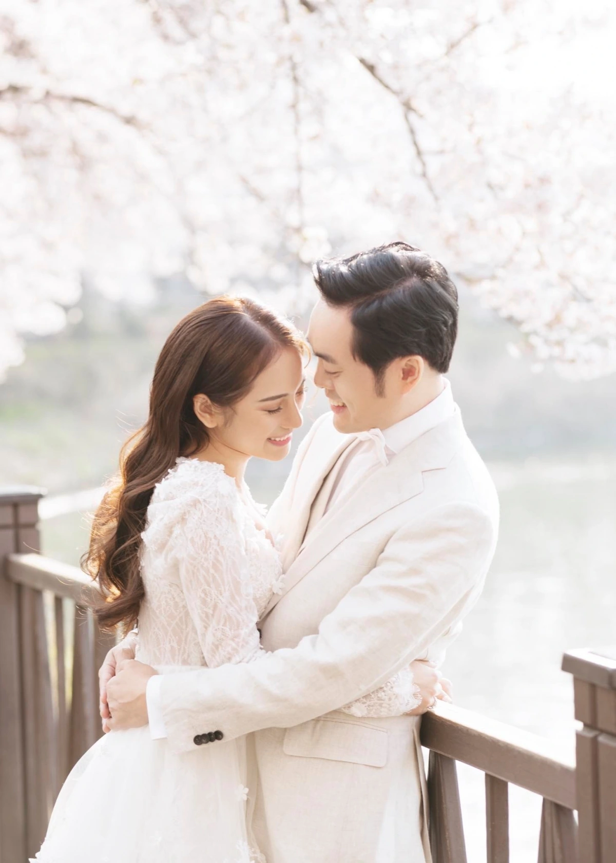 Dương Khắc Linh nói lời ngọt ngào với vợ nhân dịp kỷ niệm 6 năm ngày cưới. “Người ta thường nói: Vợ chồng có lúc thăng, lúc trầm. Còn với anh, mọi thứ chỉ toàn là những điều tốt đẹp bên em. Chưa bao giờ có lúc trầm nào cả. Chính vì thế, anh yêu em nhiều đến vậy”.