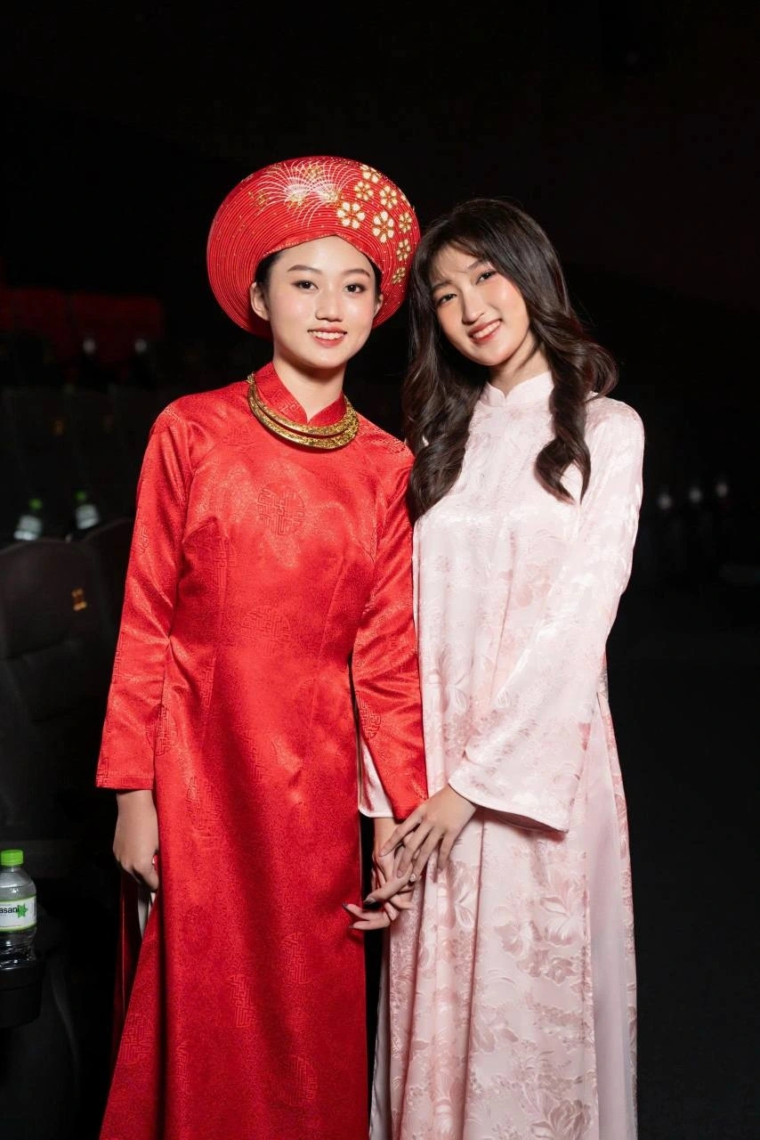 Mai Cát Vi (trái) và chị gái Mai Mỹ Ngân trong buổi showcase phim "Út Lan: Oán linh giữ của" tại TP.HCM. Ảnh: NVCC