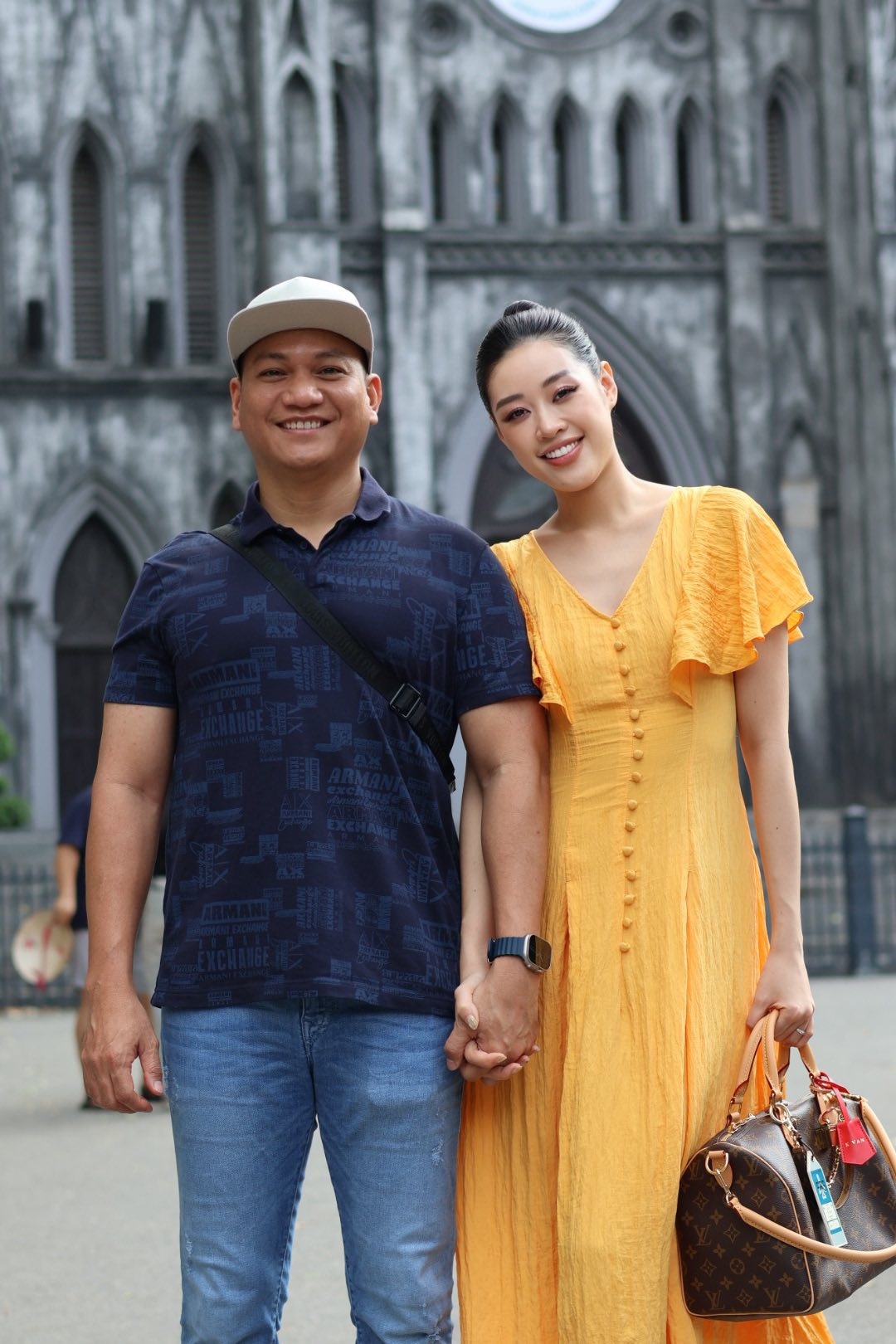 Hoa hậu Khánh Vân và ông xã Nguyễn Long nắm tay tình tứ dạo phố tại Hà Nội. Người đẹp bày tỏ: “Hà Nội dịu dàng mà Vân yêu”.