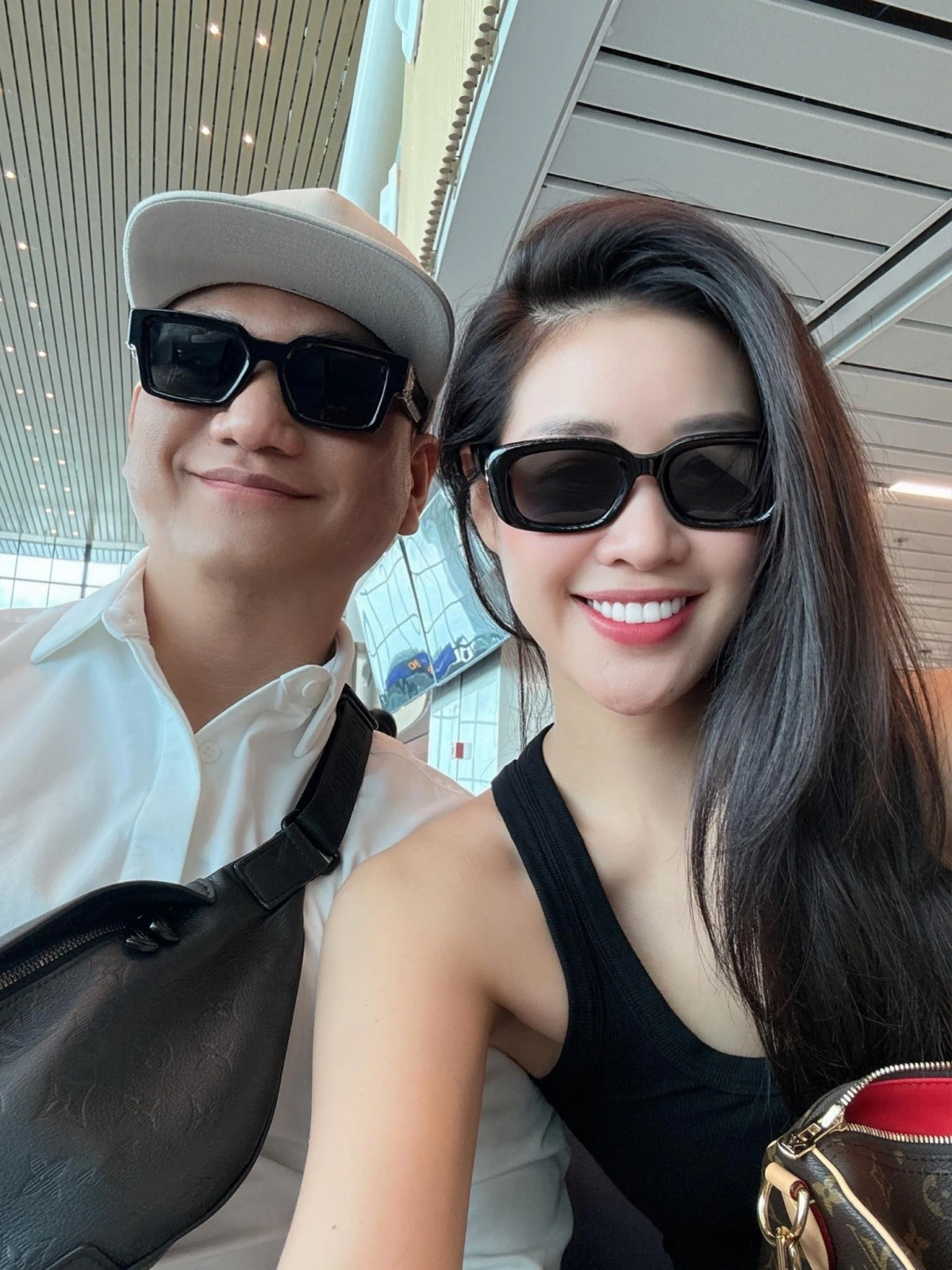 Hoa hậu Khánh Vân và ông xã check-in tại nhà ga T3. (Nguồn: FBNV)
