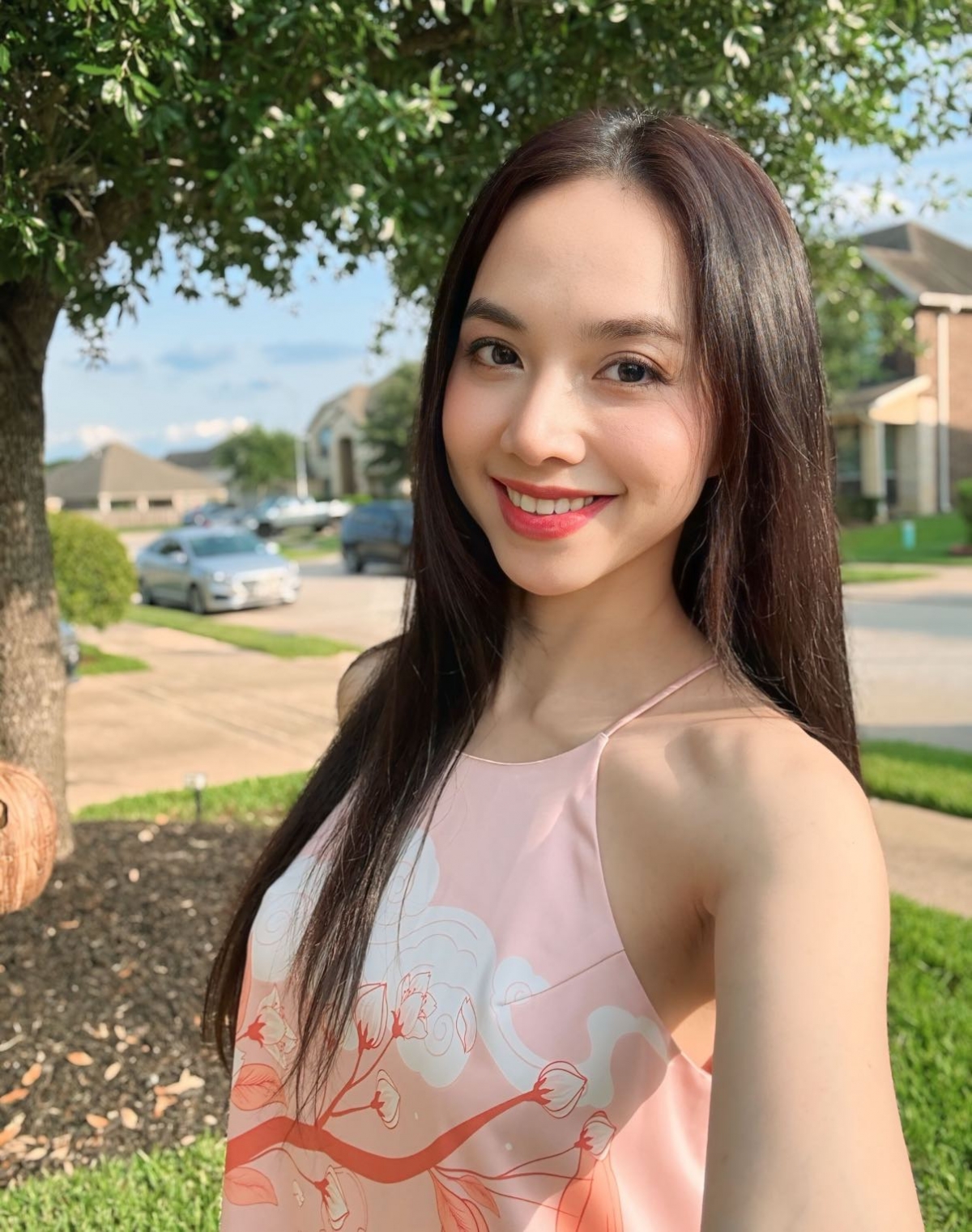 Đinh Ngọc Diệp khoe nhan sắc trẻ trung. Cô viết: “Sáng nay mình không chờ một ánh nắng, mình chờ lời hồi âm nhẹ nhàng!”.