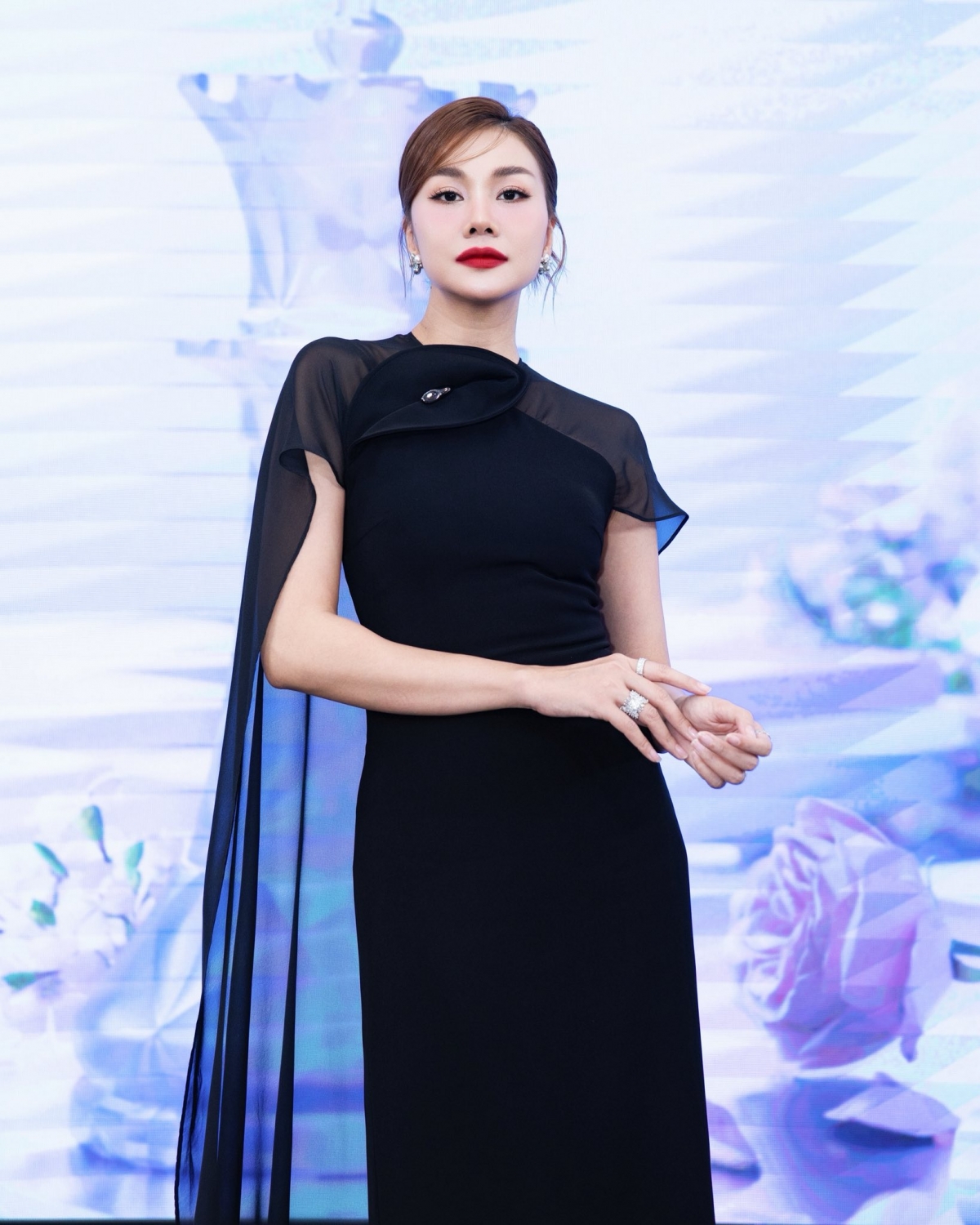 Thanh Hằng diện cây đen huyền bí, khoe thần thái sắc lạnh tại một sự kiện. (Nguồn: FBNV)