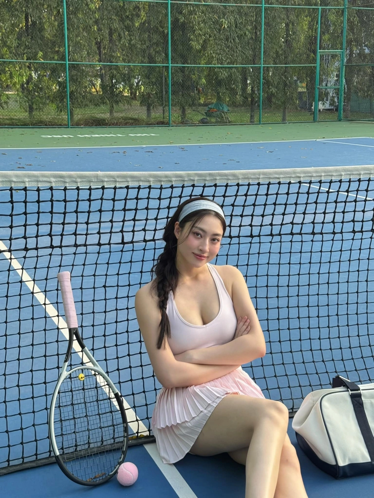 Hoa hậu Lương Thùy Linh đi chơi tennis vào buổi sáng.