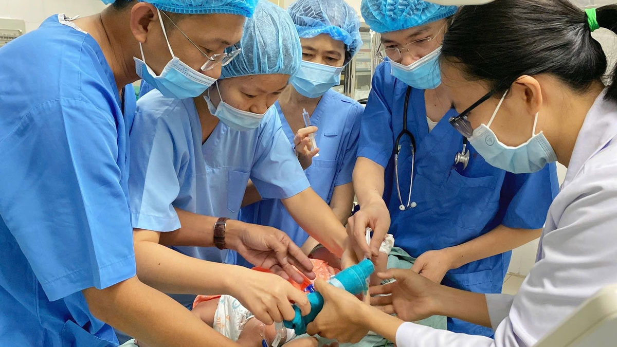 Phẫu thuật bít ống động mạch cho bé