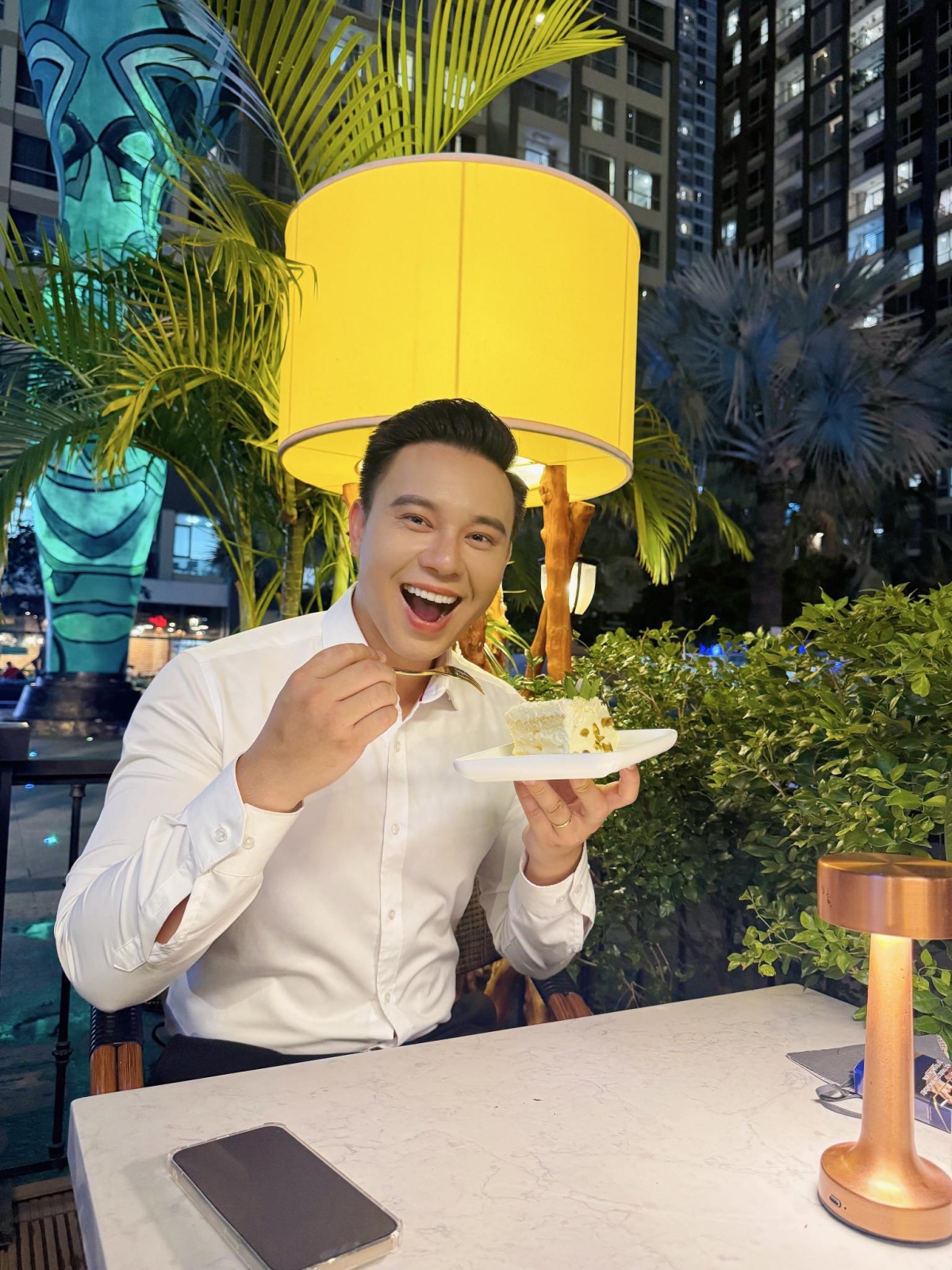 “Cảm giác tận hưởng một chiếc bánh ngon - sau một show diễn được hát hết mình - thật sảng khoái”, Đông Hùng viết. (Nguồn: FBNV)