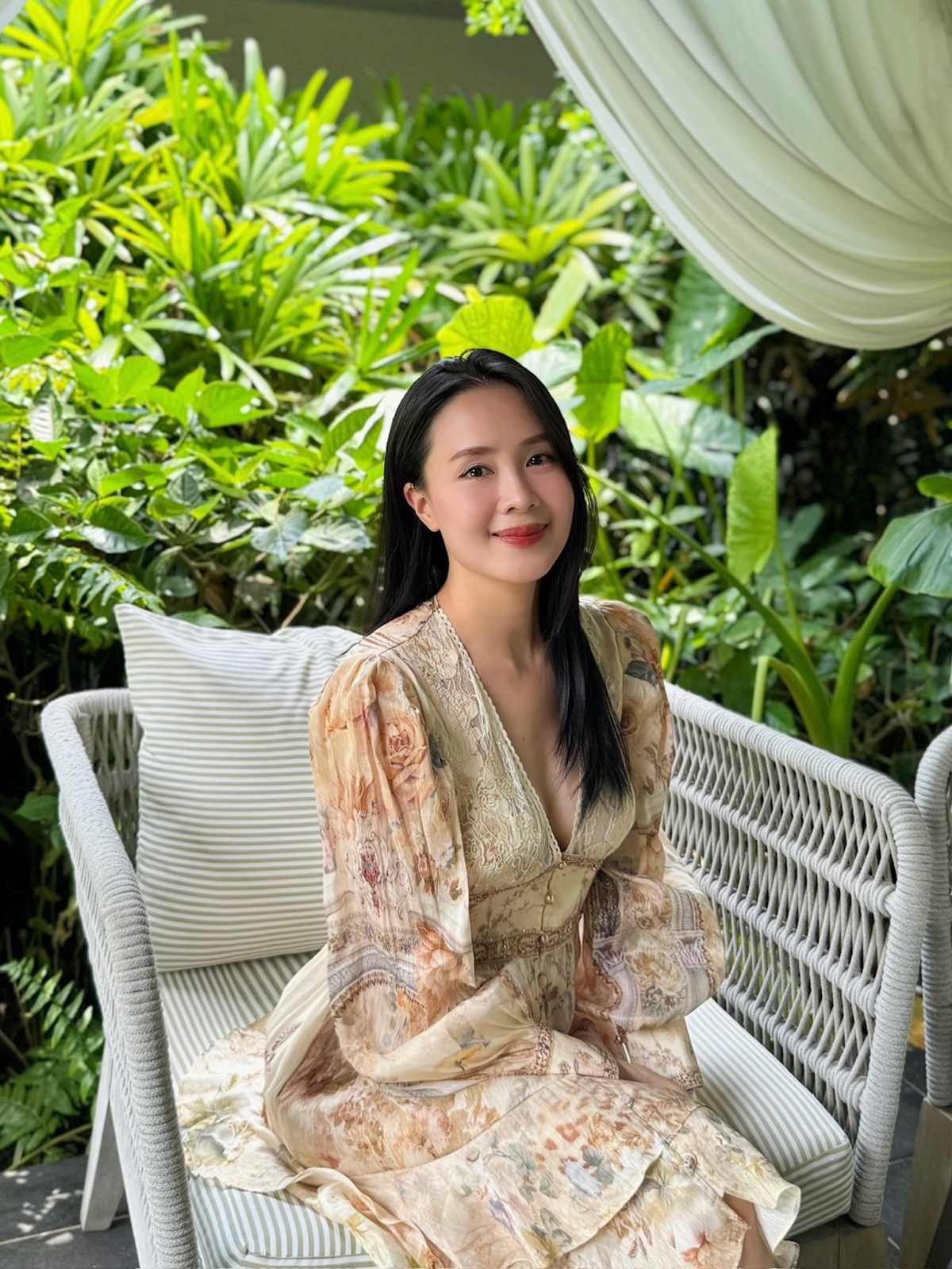 Hồng Diễm chia sẻ loạt hình ảnh diện váy hoa trong kỳ nghỉ hè. Nữ diễn viên gây ấn tượng với vẻ ngoài ngọt ngào, rạng rỡ, làn da trắng sáng và phong cách nữ tính, dịu dàng quen thuộc. Cộng đồng mạng khen cô ngày càng trẻ đẹp bất chấp thời gian. (Nguồn: FBNV)