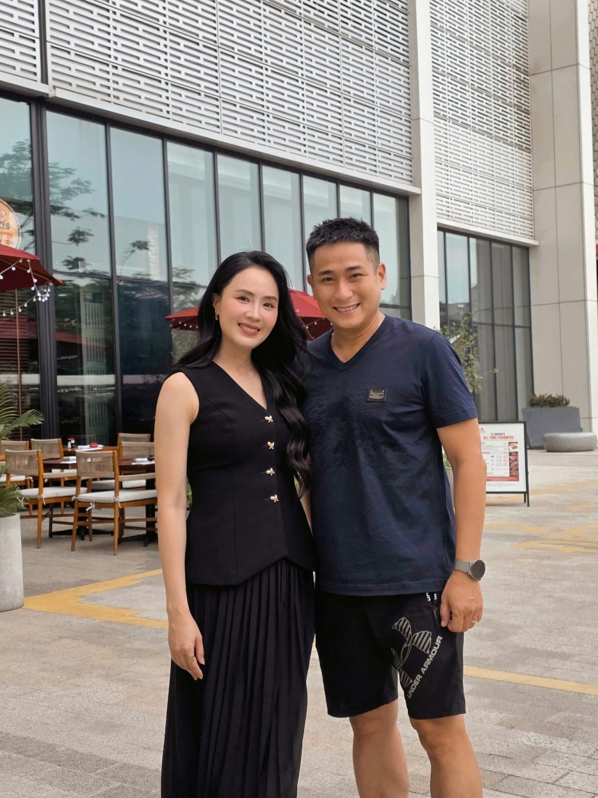 Minh Tiệp gặp lại Hồng Diễm, anh bày tỏ: “Thời gian trôi nhanh thật. Em mình vẫn xinh trẻ như ngày nào, chả thay đổi gì cả”.