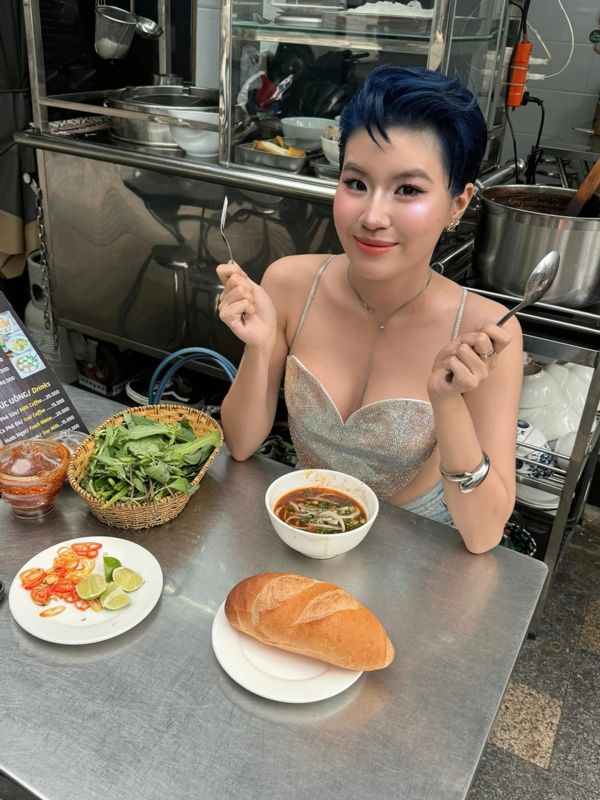Rapper Pháo mặc áo crop top hình trái tim lấp lánh đi ăn quán vỉa hè.