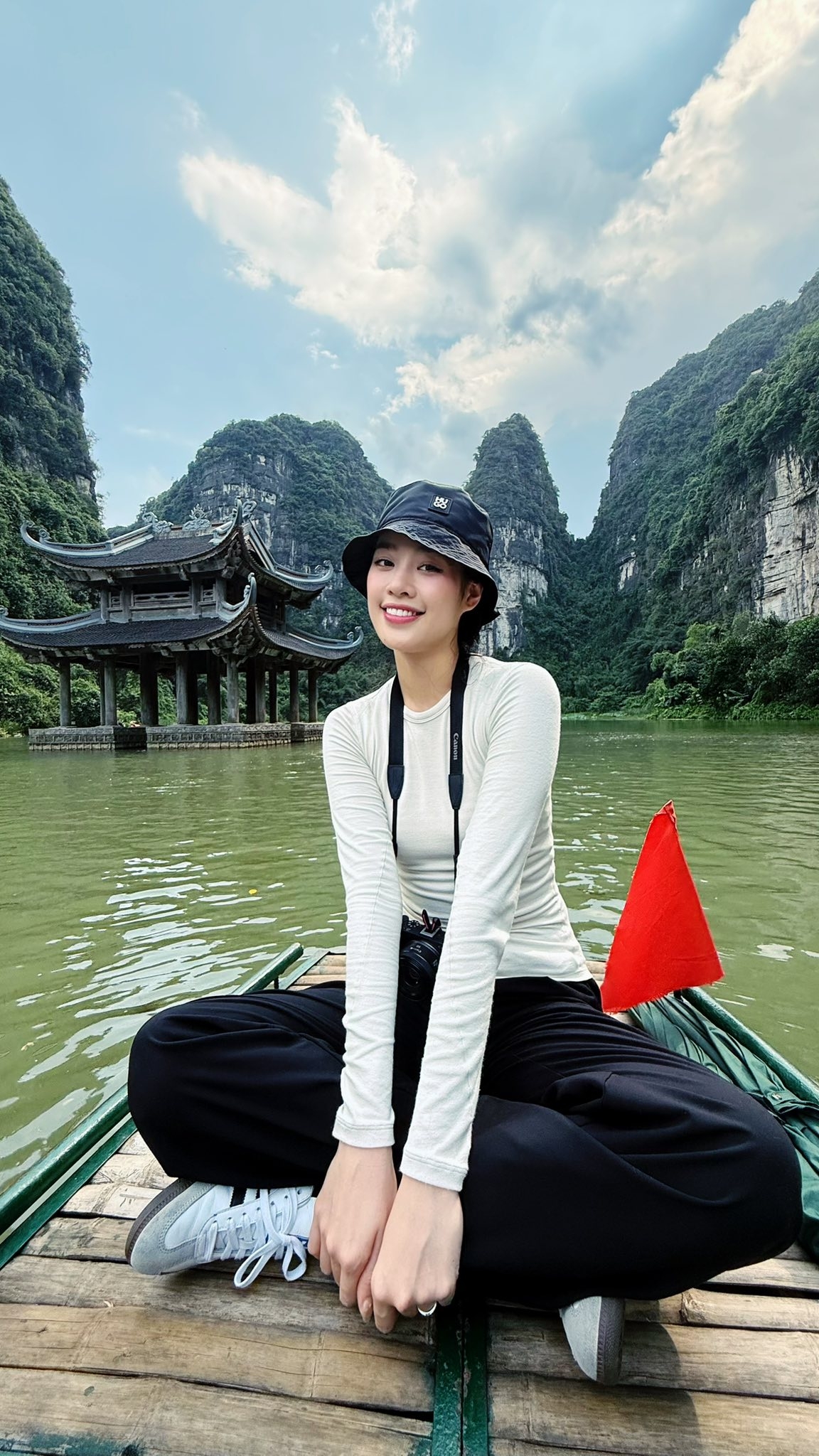 Hoa hậu Khánh Vân ngồi thuyền tham quan Tràng An, Ninh Bình. (Nguồn: FBNV)