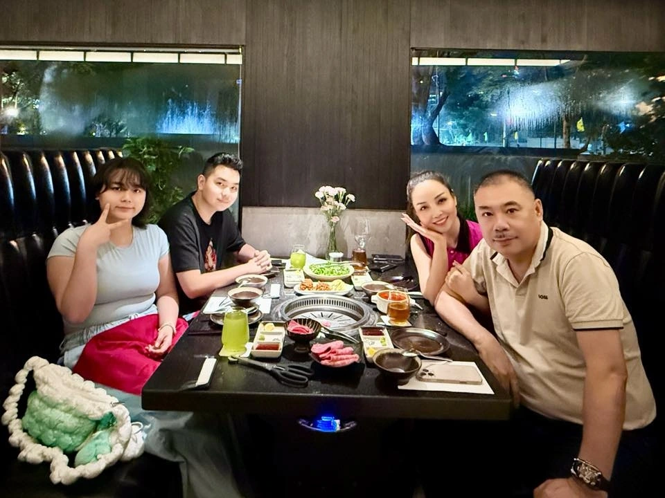 Mai Thu Huyền cùng ông xã và các con đi ăn. Cô chia sẻ với cô gia đình luôn là số 1, “là điểm tựa, là nơi để trở về, dù ngoài kia có bao nhiêu sóng gió khiến ta mỏi mệt”. (Nguồn: FBNV)