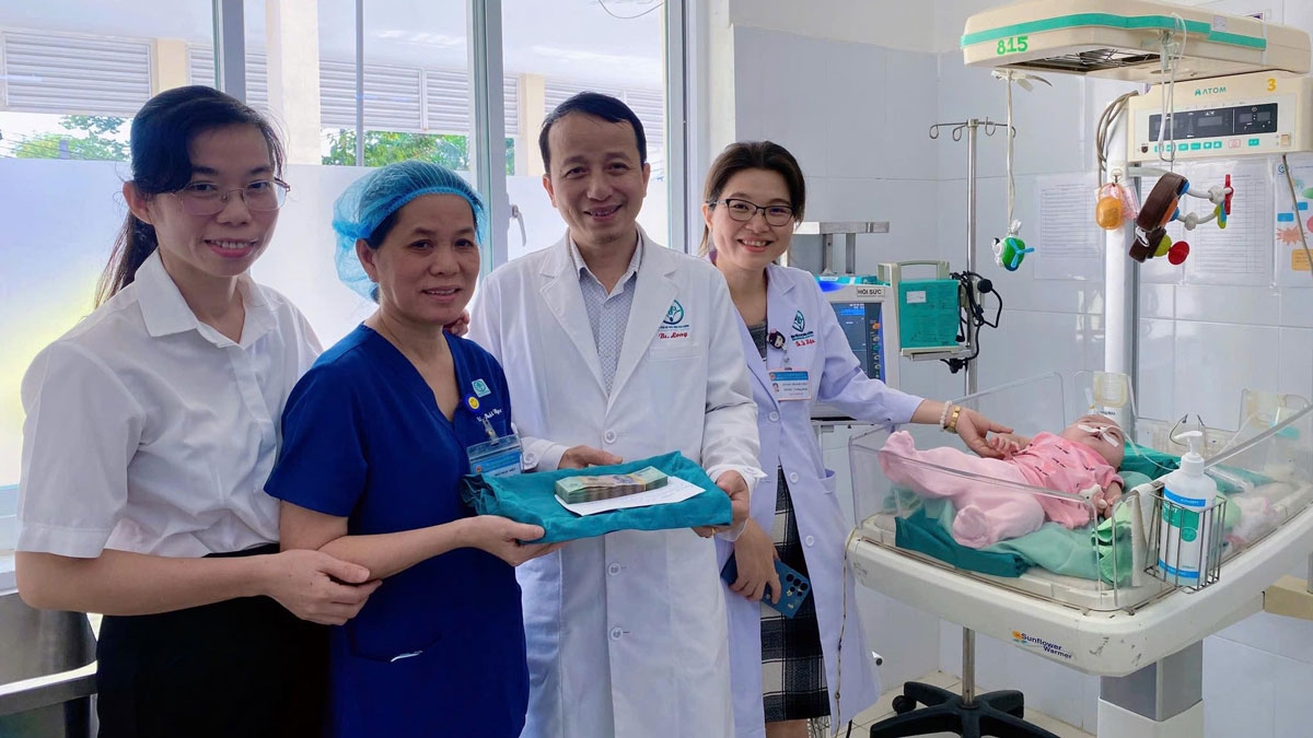 Bệnh viện tiếp nhận 50 triệu từ nhà hảo tâm ủng hộ cho bé gái 