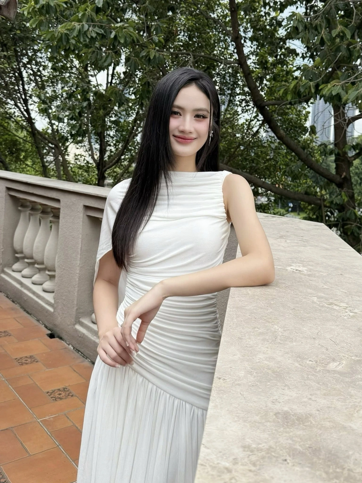 Ý Nhi khoe nhan sắc trong trẻo trong chiếc đầm trắng. (Nguồn: FBNV)