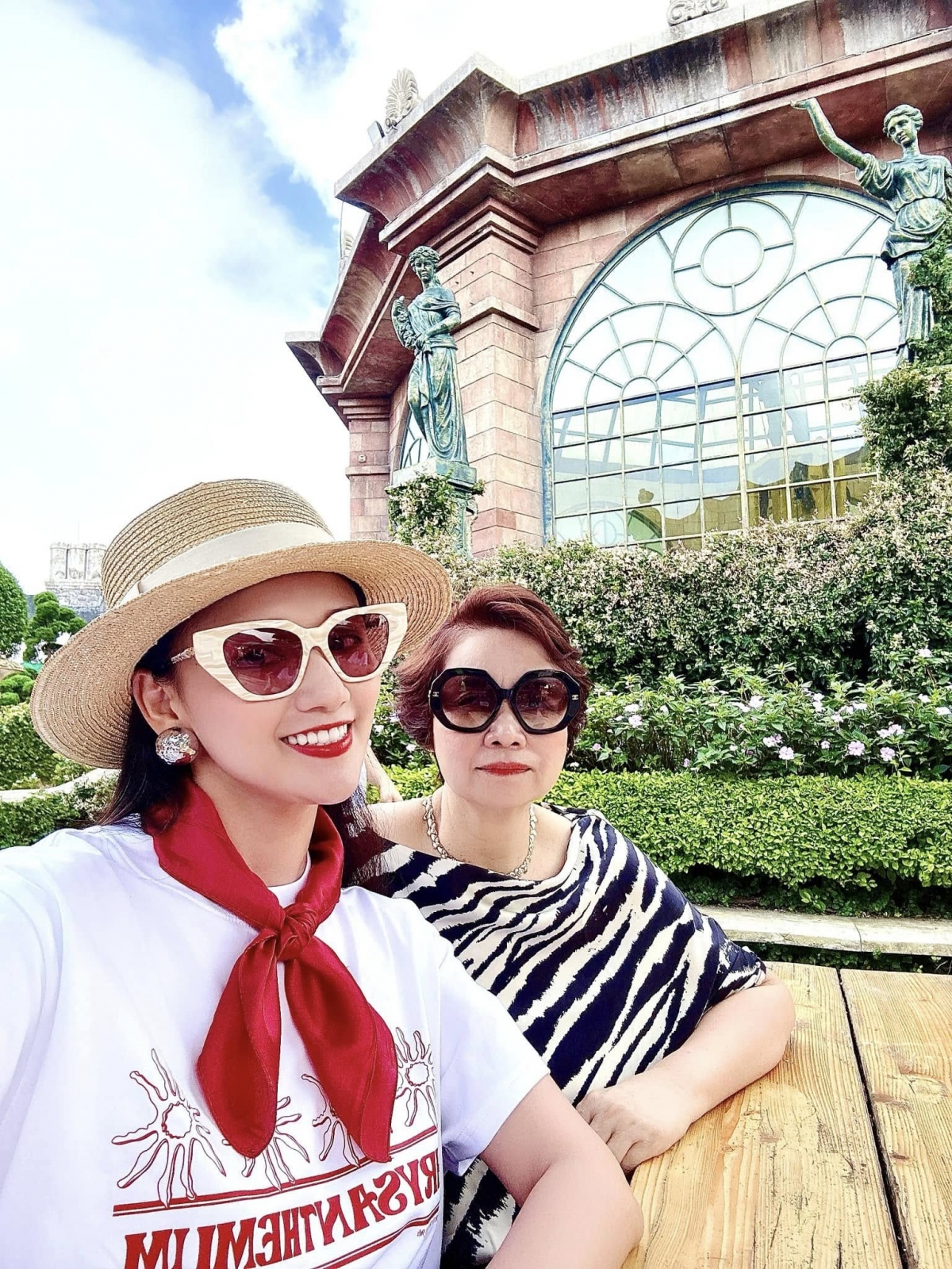 Lã Thanh Huyền đưa mẹ đi du lịch. Cô viết: “Nhiệm vụ trọn đời: Tháp tùng mẹ yêu đi chơi khắp muôn nơi , yêu mẹ nhất trên đời”. (Nguồn: FBNV)
