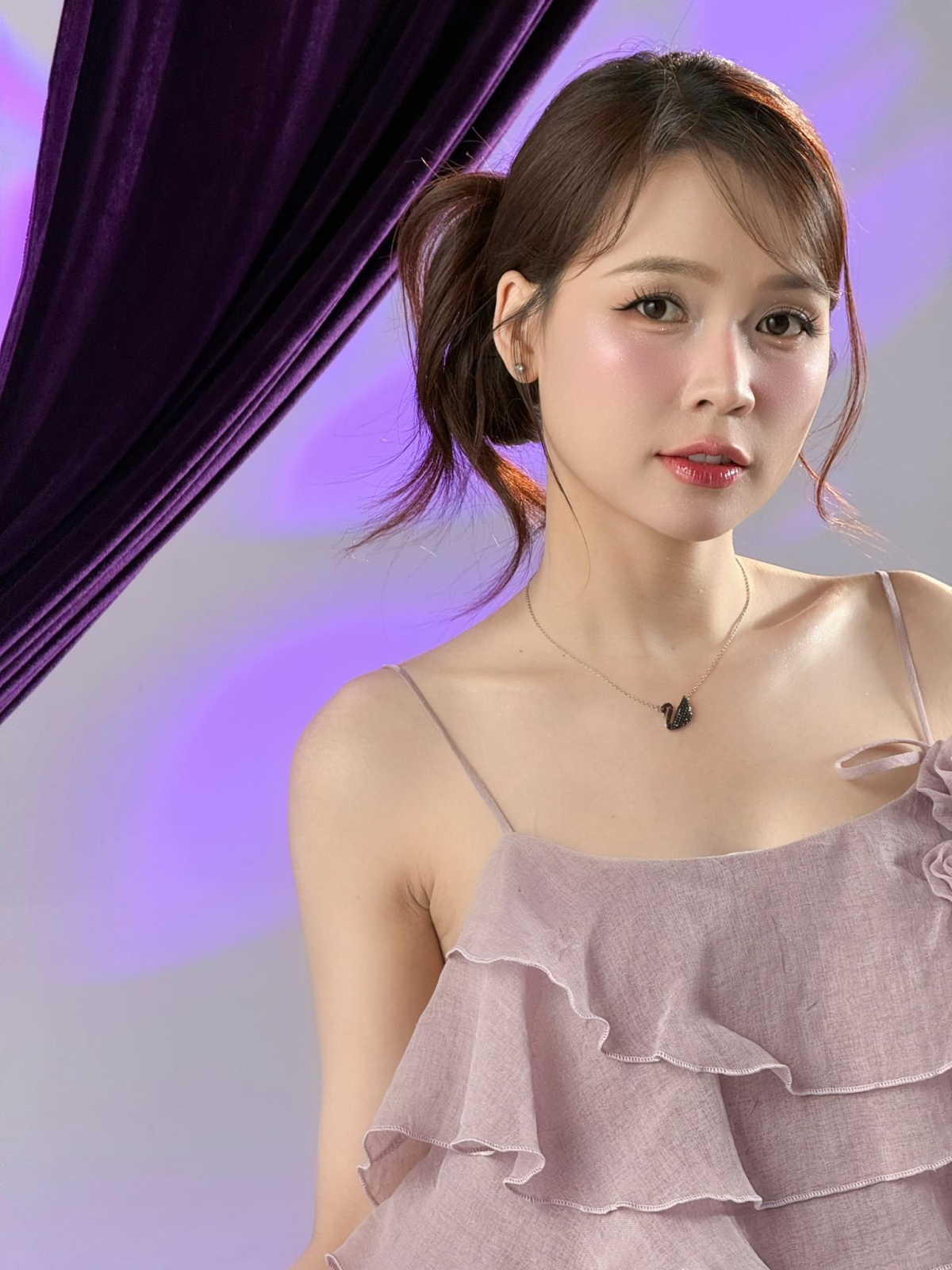 “Hình gì đáng yêu nhất? Hình như là tôi đó”, Sam viết.