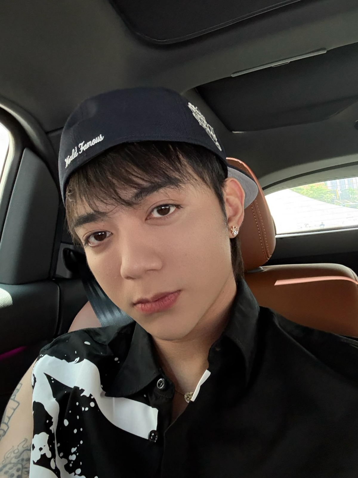 SOOBIN đăng ảnh selfie kèm chú thích: “Nghe nói em thích anh hạ mái?”.