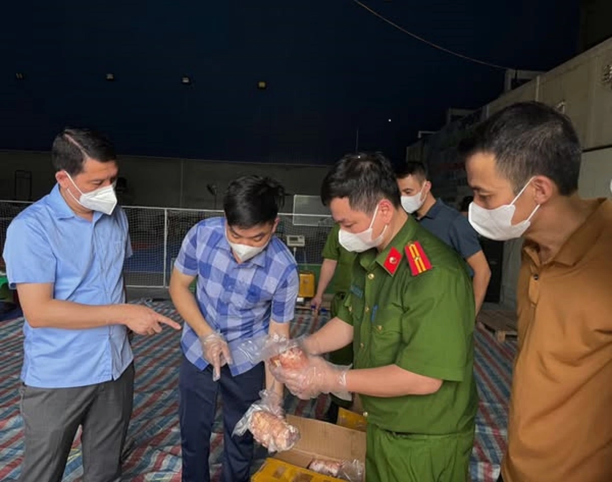 Tài xế không cung cấp được giấy tờ chứng minh nguồn gốc số hàng hóa Ảnh: Công an Nam Định