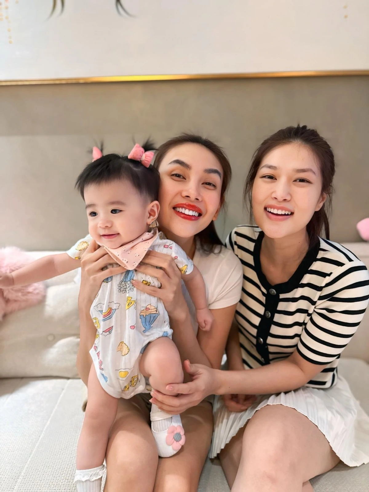 Hoa hậu Thiên Ân thăm mẹ con siêu mẫu Võ Hoàng Yến. Cô bày tỏ: “Mới ngày nào còn trong bụng mẹ, xong rồi đi vào thăm em mới sinh đỏ hỏn mà giờ đã 9 tháng rồi Nubi yêu ơi”.