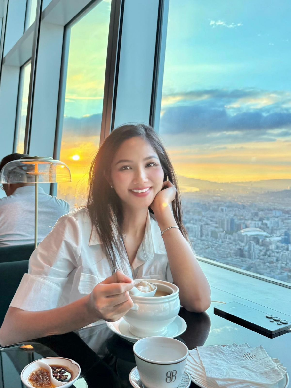 “Hen xin chúc cả nhà ngày mới nhiều niềm vui, an lành và có những phút giây ý nghĩa bên gia đình, bạn bè nhé”, Hoa hậu H'Hen Niê viết.