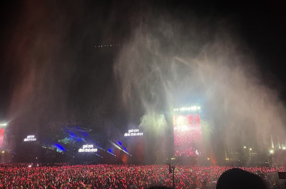 Những tiết mục cuối cùng của concert Anh trai vượt ngàn chông gai khép lại khi kim đồng hồ chỉ sang nửa đêm, nhưng không khí tại sân khấu vẫn không hề hạ nhiệt. Trong khoảnh khắc cao trào ấy, cơn mưa nhân tạo đã trở thành một khoảnh khắc không thể nào quên với hàng nghìn khán giả có mặt. Khi những tia nước đầu tiên bắt đầu rơi xuống giữa không gian ngoài trời rộng lớn, mọi mệt mỏi vì thời tiết oi ả của tháng 6 dường như tan biến.