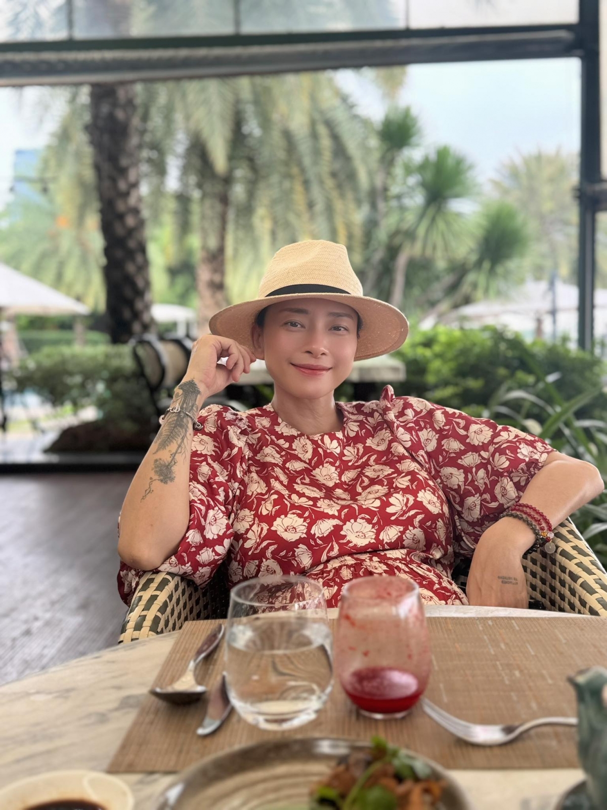 Ngô Thanh Vân đang ở những tháng cuối của thai kỳ với tinh thần lạc quan. Cô đăng tải hình ảnh mới nhất khoe bụng bầu, kèm lời nhắn dễ thương: “Chào buổi sáng, bà bầu cuối tuần gửi mọi người nhiều năng lượng tốt nhé. Mặt bầu quá rồi chồng Huy Trần ơi”.
