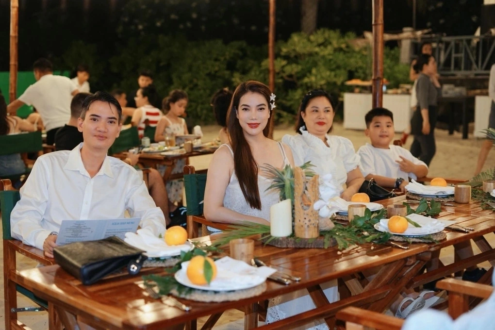 Diễn viên Trương Ngọc Ánh đưa mẹ và gia đình em trai đi nghỉ dưỡng tại Nha Trang để gắn kết tình thân. Cô chọn một resort sang trọng có bãi biển riêng với nhiều hoạt động để cả nhà gắn kết, hưởng thụ.