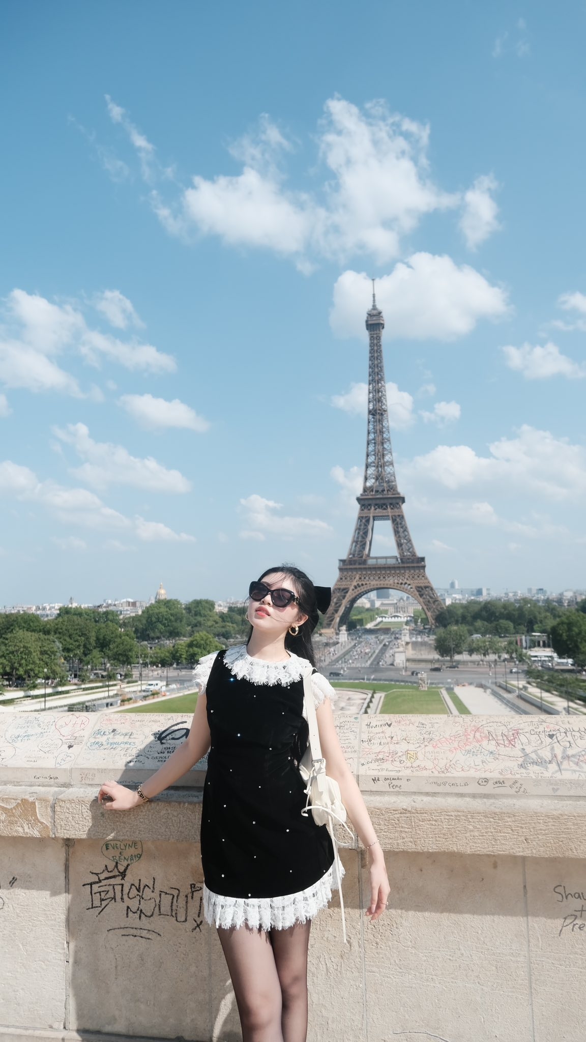 Lọ Lem – con gái MC Quyền Linh thả dáng ở Paris, Pháp. Cô chụp ảnh cùng tháp Eiffel, tiết lộ đây là lần đầu tới quốc gia này.