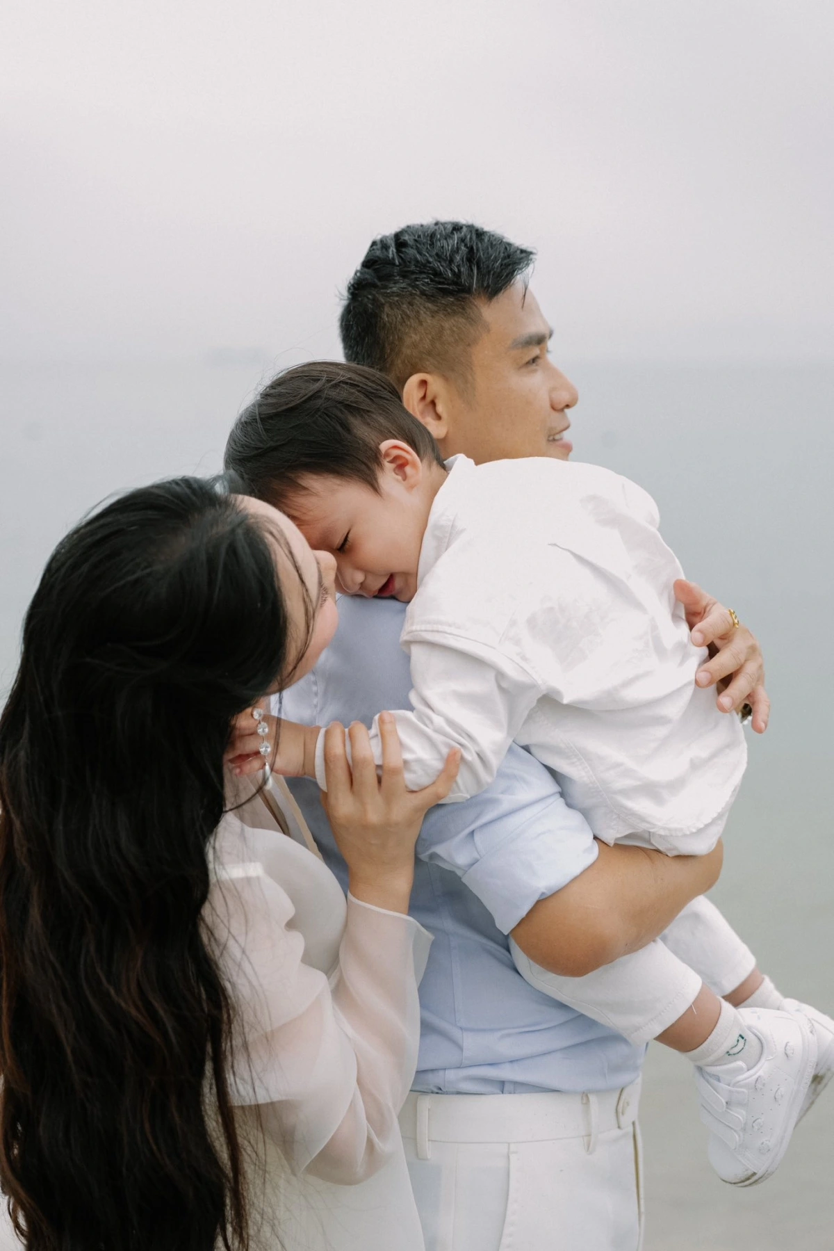 Hồ Quỳnh Hương đăng ảnh vui đùa ở biển cùng ông xã và con trai. (Nguồn: FBNV)