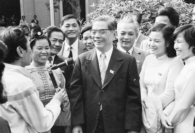 Tổng Bí thư Nguyễn Văn Linh với các đại biểu dự Đại hội Đảng VI - Đại hội Đổi mới của Việt Nam (ảnh tư liệu)