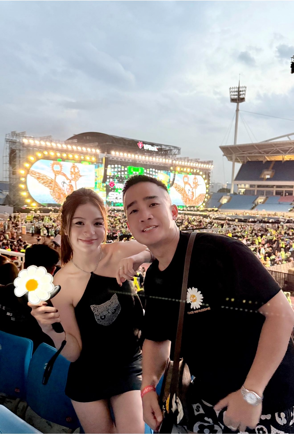 Vợ chồng diễn viên Duy Nam đi xem concert có sự tham gia của ca sĩ Hàn Quốc G-Dragon. (Nguồn: FBNV)