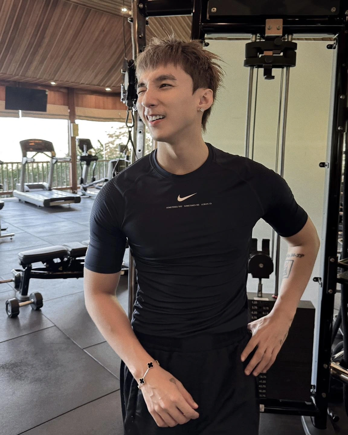 Sơn Tùng M-TP khoe thân hình săn chắc khi đi tập gym trong loạt ảnh mới. Anh diện áo thể thao ôm sát cơ thể, khoe bắp tay cuồn cuộn, kết quả của quá trình tập luyện chăm chỉ suốt thời gian qua. Nam ca sĩ hài hước viết: “Ăn nhiều thì mập, không tập thì nhớ em”. (Nguồn: FBNV)