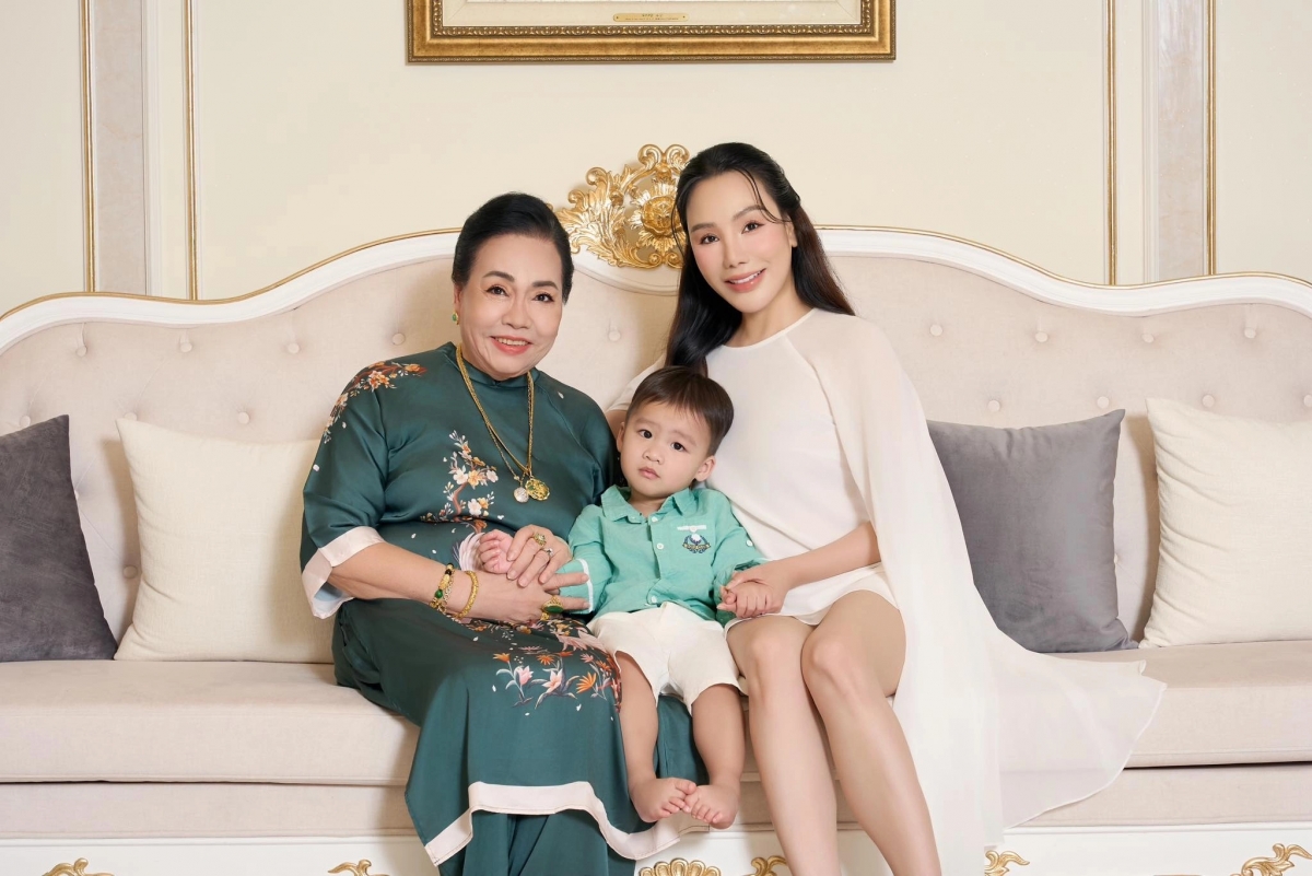 Sau đám cưới hồi cuối tháng 5, ca sĩ Hồ Quỳnh Hương tỏ ra thoải mái khi khoe ảnh con trai, bé Táo. Gần nhất, cô khoe tấm hình ba thế hệ, trong đó ca sĩ được nhận xét giống hệt mẹ ruột còn con trai cô mang nhiều nét đẹp từ ông xã cô, doanh nhân Công Thành.