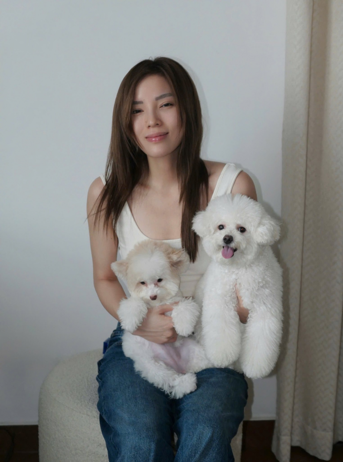 Hoa hậu Kỳ Duyên vui đùa bên hai chú cún cưng.