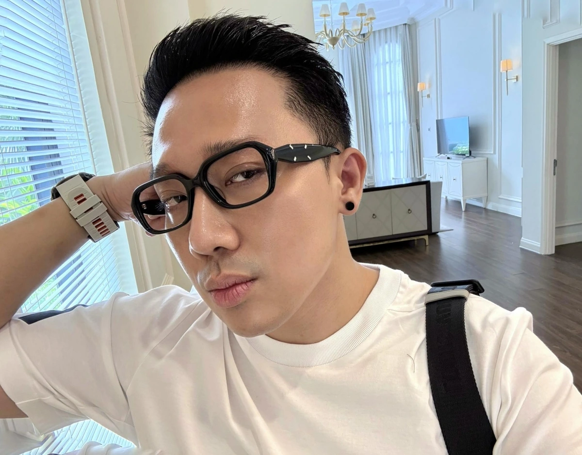 Trấn Thành khoe được Quỳnh Anh Shyn tặng một chiếc kính. (Nguồn: FBNV)