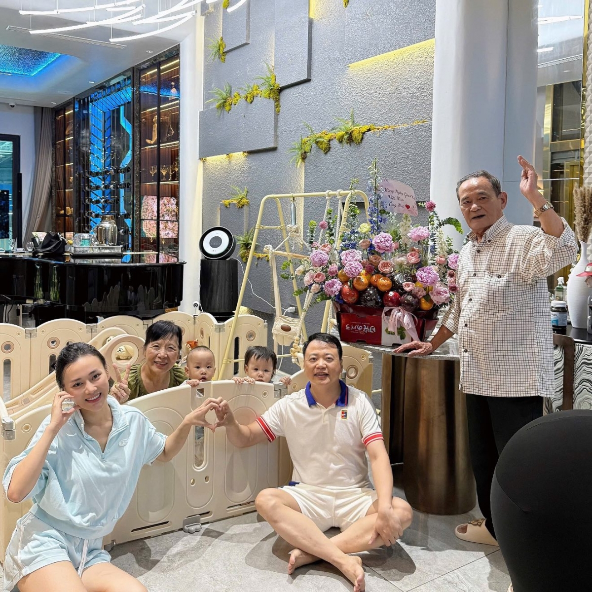 Shark Bình đăng ảnh chúc mừng bố nhân dịp 100 năm Ngày Báo chí cách mạng Việt Nam.