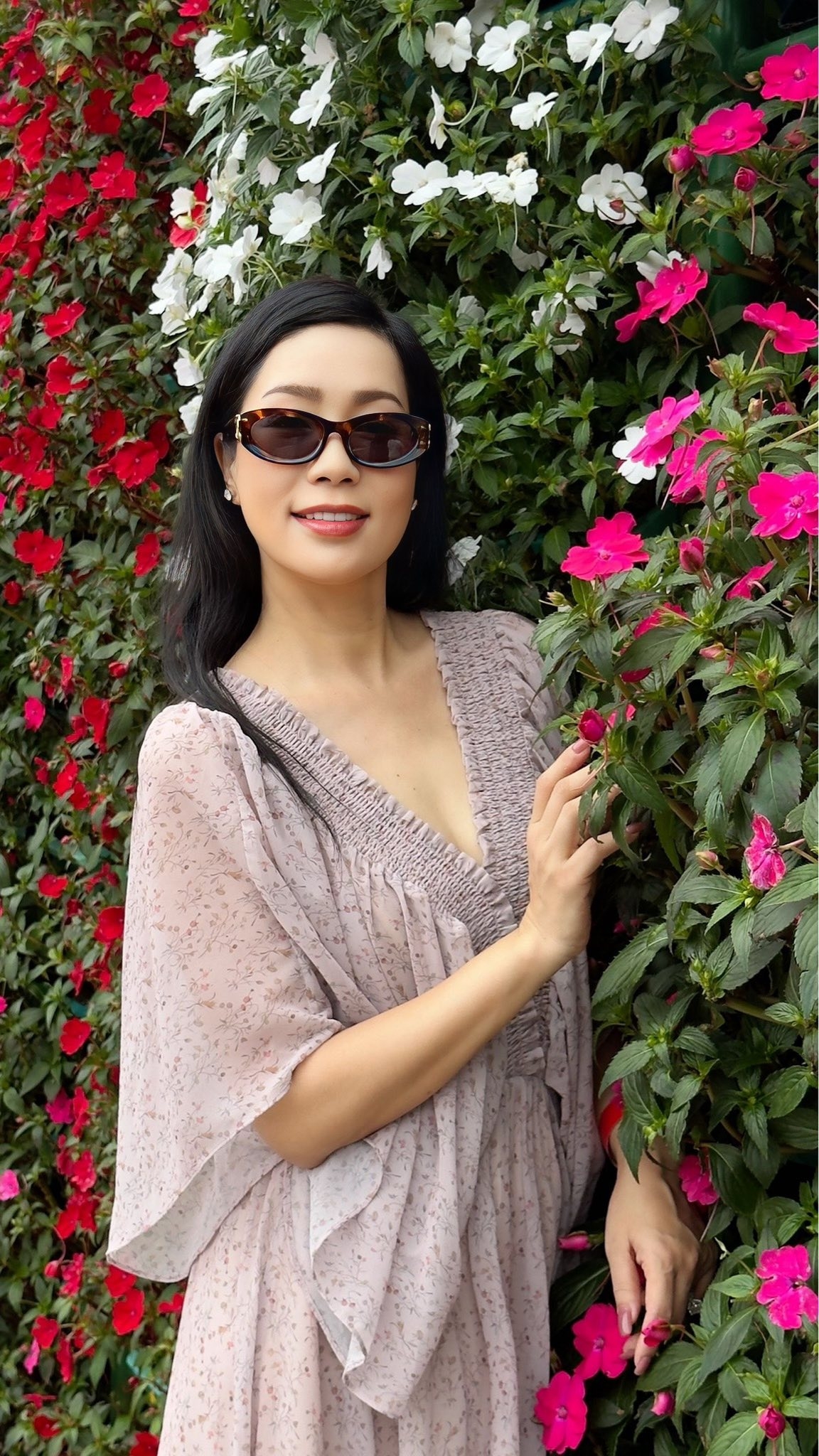 NSND Trịnh Kim Chi tận hưởng chuyến du lịch Đà Nẵng cùng gia đình sau khi tốt nghiệp thạc sĩ. (Nguồn: FBNV)