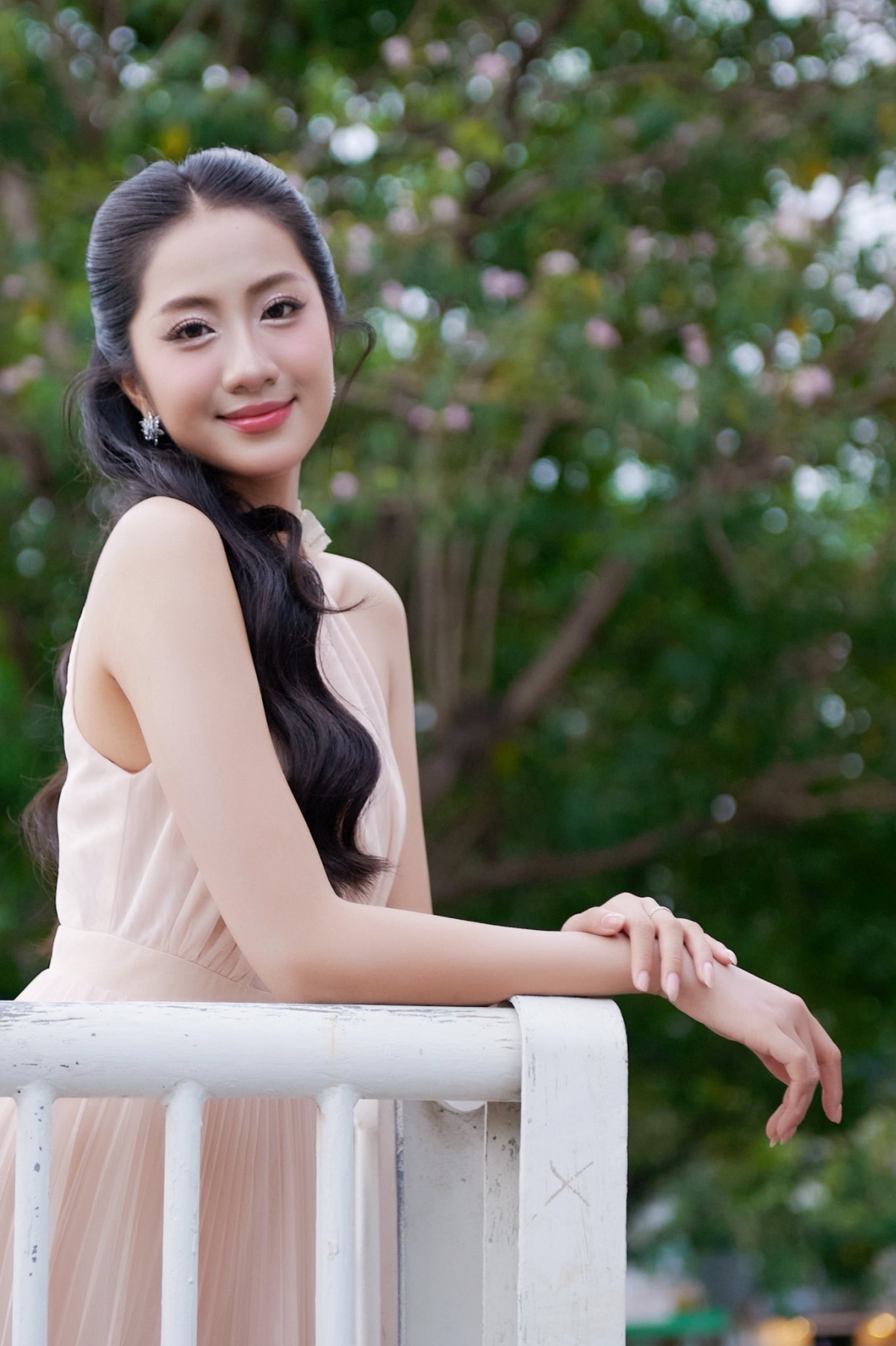 Trên sân khấu, Trúc Linh thu hút với vẻ sắc sảo, gợi cảm, ở đời thường cô lựa chọn phong cách đơn giản, nhẹ nhàng.