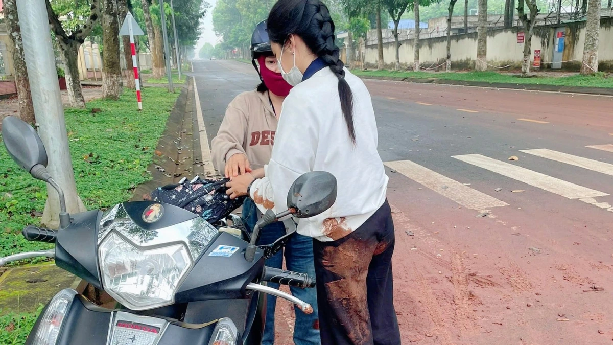 Một thí sinh tại huyện Thống Nhất bị trượt té do đường trơn (Ảnh: Công an tỉnh Đồng Nai)