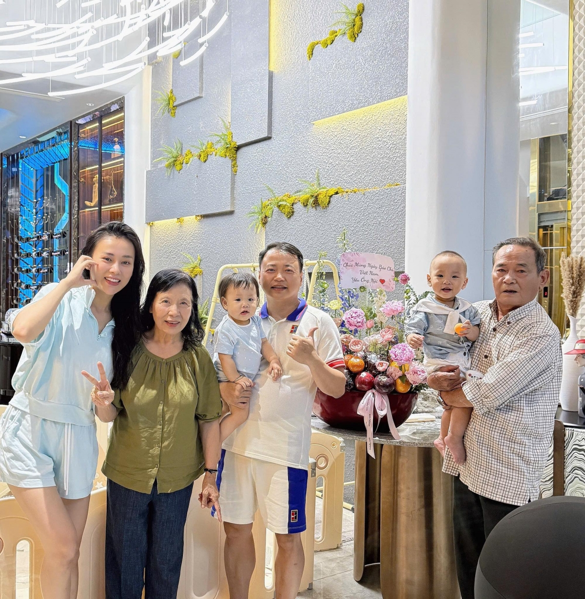Mới đây, doanh nhân Nguyễn Hòa Bình (shark Bình) chia sẻ loạt ảnh sinh hoạt gia đình lên trang cá nhân. Trong ảnh, diễn viên Phương Oanh xuất hiện cùng chồng, hai con sinh đôi và bố mẹ chồng trong không gian riêng tư tại nhà riêng. Những hình ảnh này nhanh chóng thu hút sự quan tâm bởi chi tiết cho thấy mối quan hệ thân thiết giữa Phương Oanh và gia đình chồng.