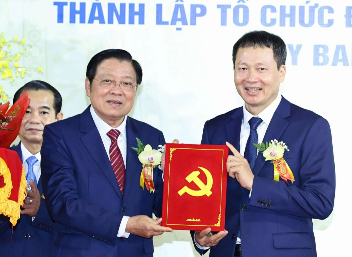 Ông Phan Đình Trạc, Ủy viên Bộ Chính trị, Bí thư Trung ương Đảng, Trưởng Ban Nội chính Trung ương, trao quyết định Bí thư Tỉnh ủy Đồng Nai mới cho ông Vũ Hồng Văn.