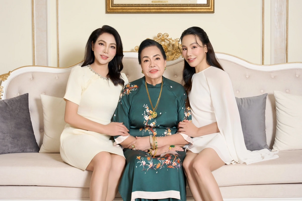 Hồ Quỳnh Hương đăng ảnh chụp cùng mẹ và chị gái. Cô bày tỏ: “Có một nơi, chỉ cần mình mỏi, là được ngả vào. Có những người, chỉ cần mình về, là họ thấy đủ”. (Nguồn: FBNV)