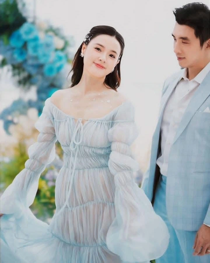 Midu và thiếu gia Minh Đạt tổ chức tiệc kỷ niệm 1 năm ngày cưới tại một bãi biển thơ mộng. Cặp đôi không ngần ngại thể hiện tình cảm trước sự chứng kiến của những người thân thiết. (Nguồn: MXH)