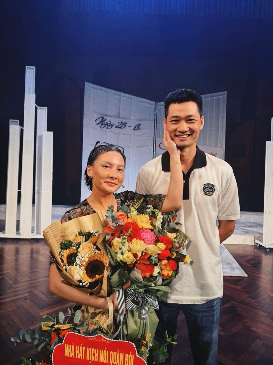 Bảo Thanh chụp ảnh cùng chồng sau khi kết thúc một vở diễn. Cô hóa trang thành một bà cụ tóc bạc.