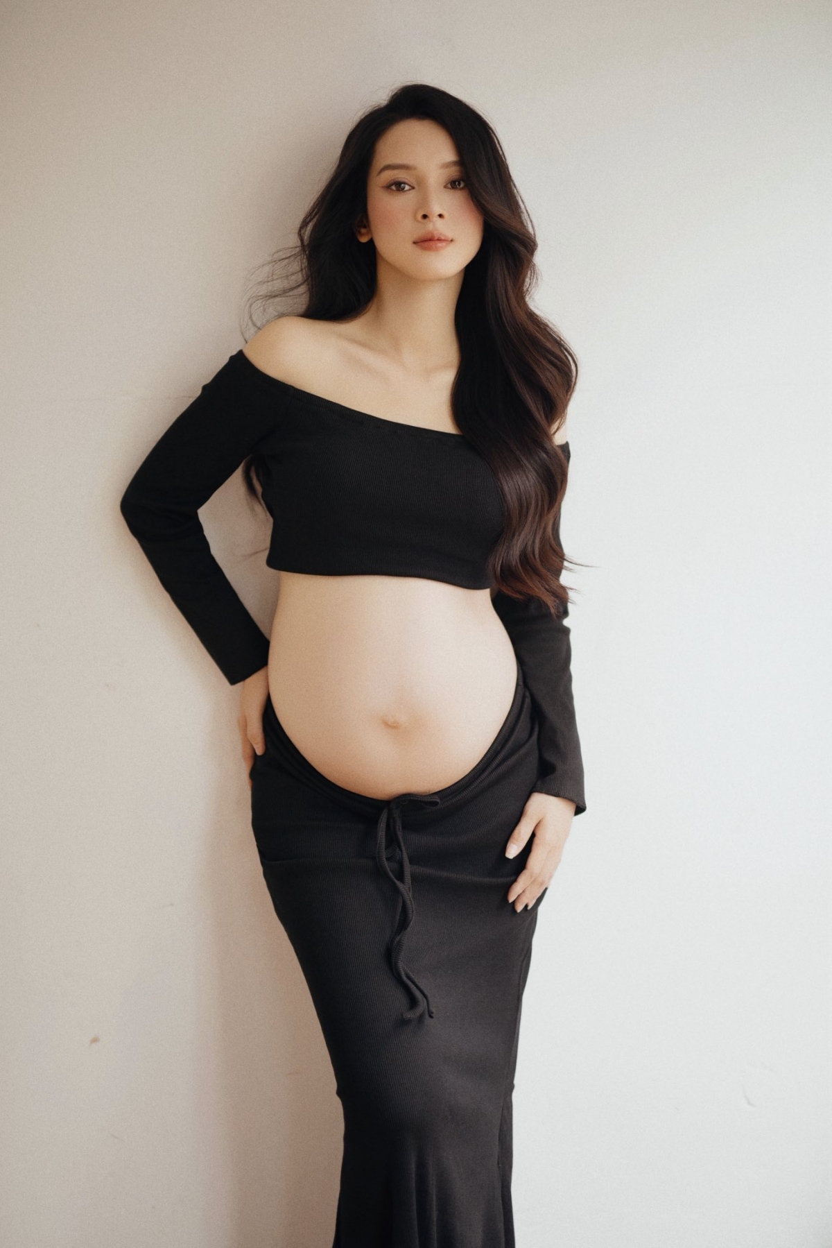 Quỳnh Lương khoe bụng bầu ở những tháng cuối thai kỳ. Nữ diễn viên chọn trang phục màu đen đơn giản, giúp tôn lên vóc dáng đầy đặn và phúc hậu. Cô vẫn giữ được nét đẹp nhẹ nhàng, thanh thoát khiến người hâm mộ không khỏi xuýt xoa.