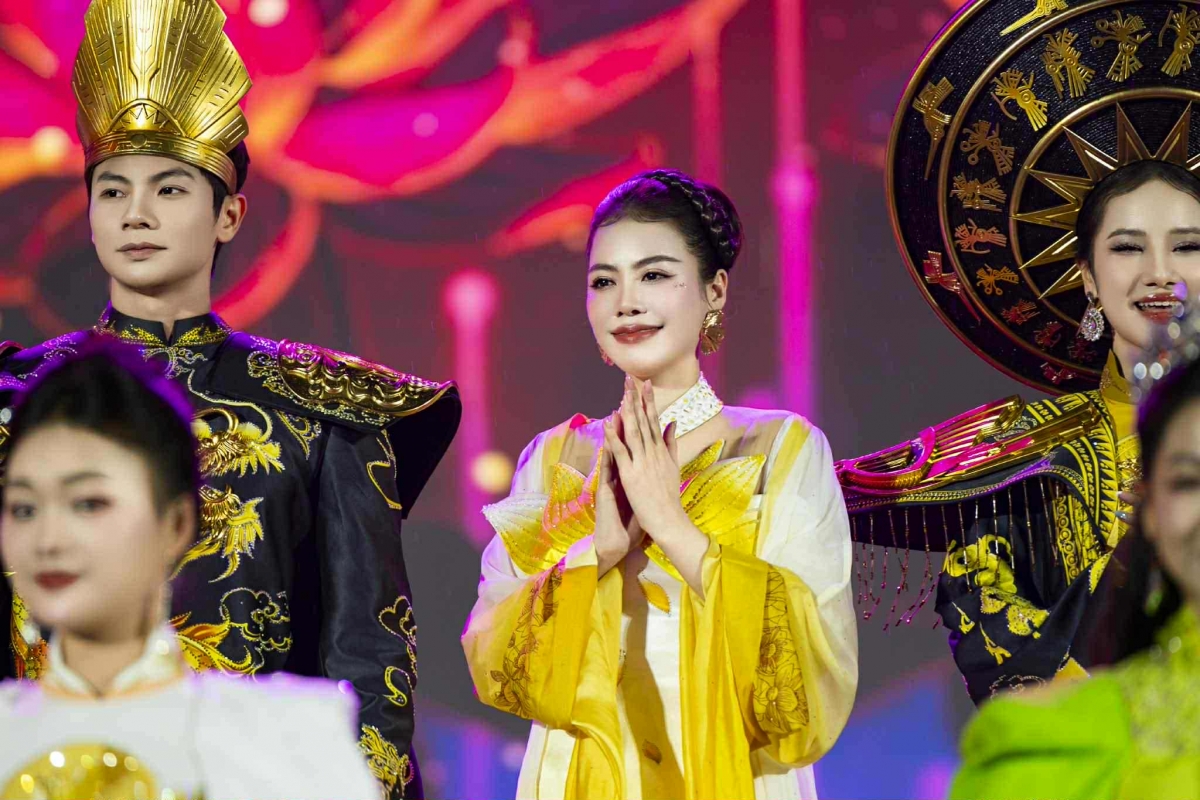 NTK Thoa Trần (giữa). Ảnh: NVCC